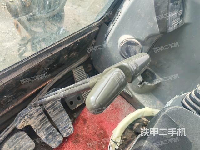 行走控制手柄和踏板?俯拍(駕駛室部分) 行走控制手柄和踏板?俯拍(駕駛室部分)