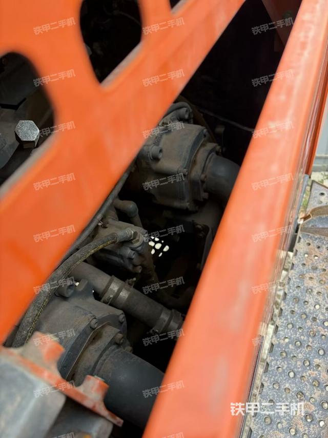 液壓泵艙室正面整體(整機(jī)外觀) 液壓泵艙室正面整體(整機(jī)外觀)