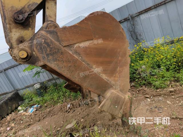 鏟斗右后整體(工作和回轉(zhuǎn)裝置) 鏟斗右后整體(工作和回轉(zhuǎn)裝置)