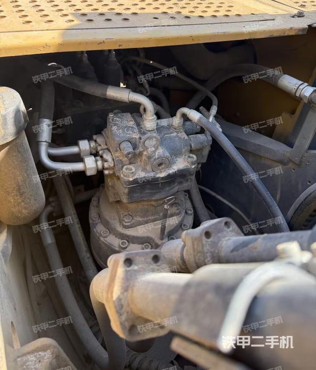 回转马达和主控阀(整机外观) 回转马达和主控阀(整机外观)