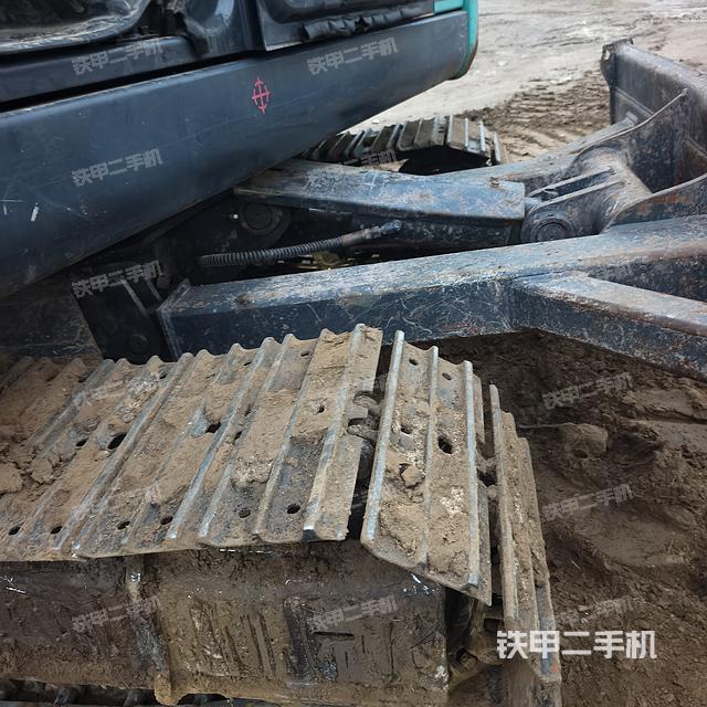 單側(cè)履帶整體(整機(jī)外觀) 單側(cè)履帶整體(整機(jī)外觀)