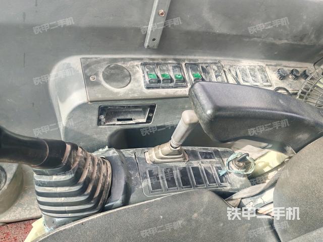 座椅右側(cè)控制臺/鑰匙門/油門/含右手柄(駕駛室部分) 座椅右側(cè)控制臺/鑰匙門/油門/含右手柄(駕駛室部分)