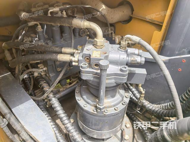 回轉(zhuǎn)馬達(dá)和主控閥(整機(jī)外觀) 回轉(zhuǎn)馬達(dá)和主控閥(整機(jī)外觀)