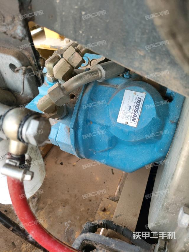 液壓泵艙室正面整體(整機(jī)外觀) 液壓泵艙室正面整體(整機(jī)外觀)