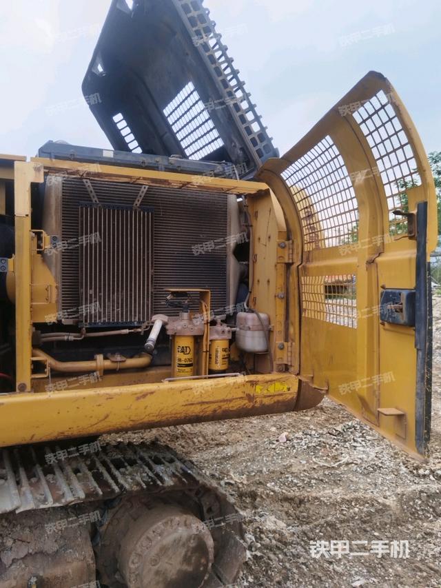 散熱器正面(大件艙室) 散熱器正面(大件艙室)