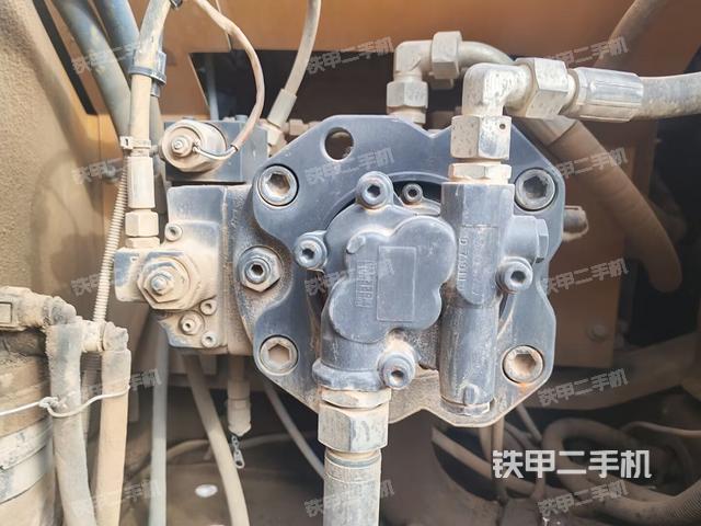 液壓泵艙室正面整體(整機(jī)外觀) 液壓泵艙室正面整體(整機(jī)外觀)