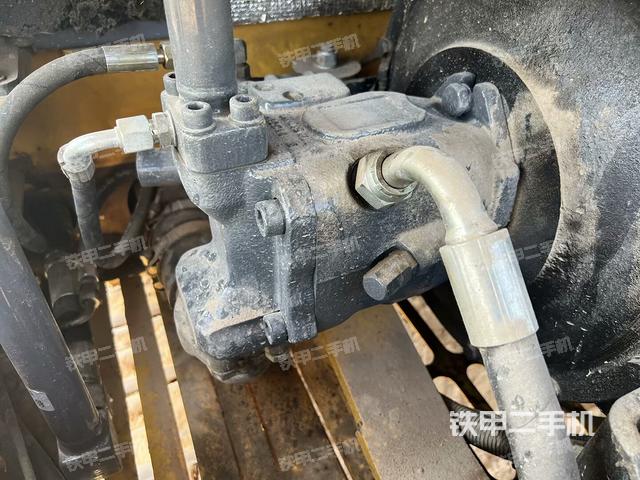 液壓泵艙室正面整體(整機(jī)外觀) 液壓泵艙室正面整體(整機(jī)外觀)