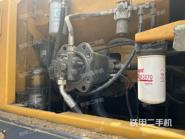 液壓泵艙室正面整體(整機(jī)外觀) 液壓泵艙室正面整體(整機(jī)外觀)