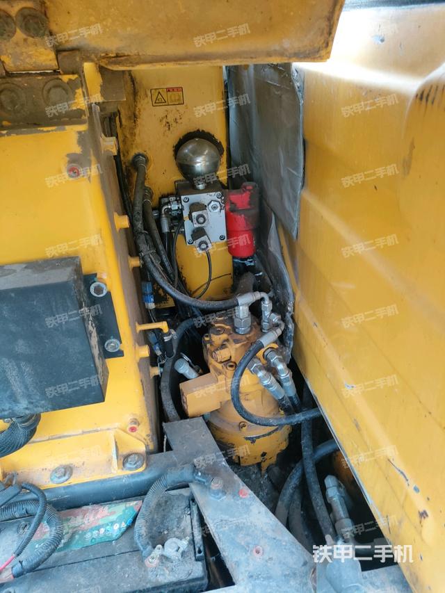 回轉馬達和主控閥(整機外觀) 回轉馬達和主控閥(整機外觀)