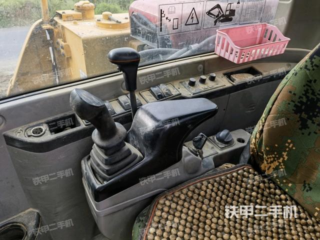 座椅右側(cè)控制臺(tái)/鑰匙門/油門/含右手柄（駕駛室部分）