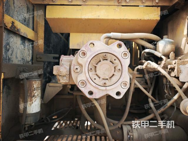液壓泵艙室正面整體(整機外觀) 液壓泵艙室正面整體(整機外觀)