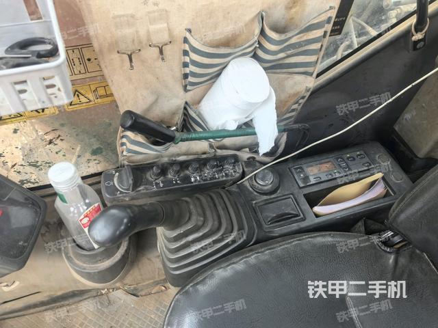 座椅右側(cè)控制臺/鑰匙門/油門/含右手柄(駕駛室部分) 座椅右側(cè)控制臺/鑰匙門/油門/含右手柄(駕駛室部分)