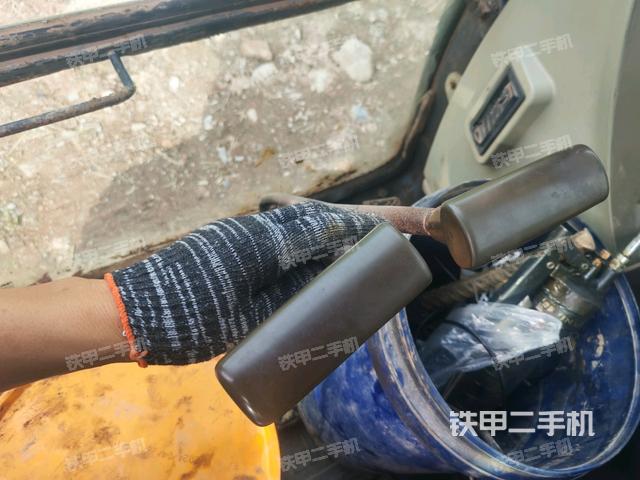 行走控制手柄和踏板 俯拍（驾驶室部分）