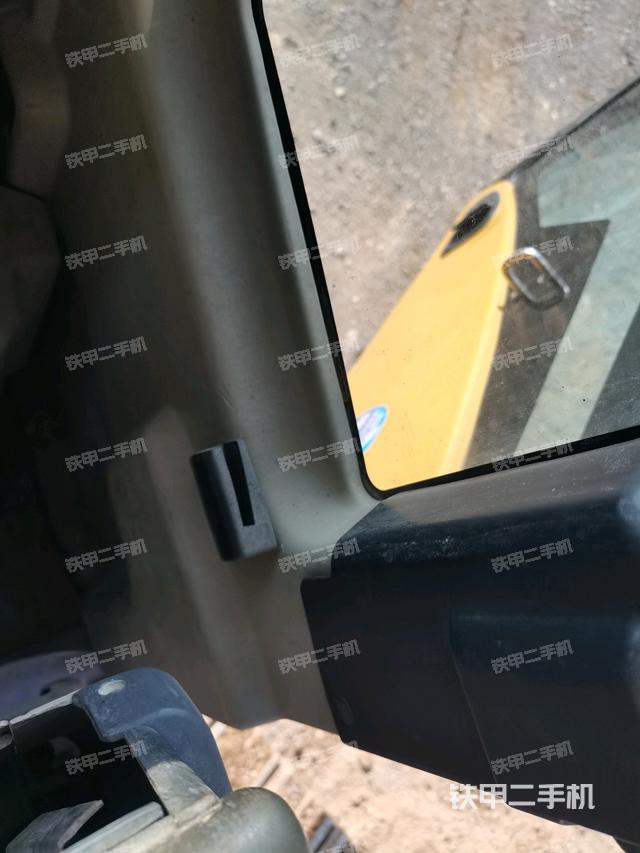 左后方玻璃角标(驾驶室部分) 左后方玻璃角标(驾驶室部分)