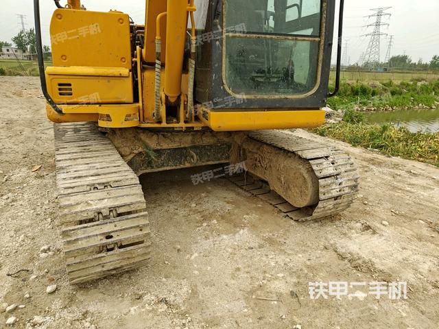 轉(zhuǎn)盤和下車架正前(工作和回轉(zhuǎn)裝置) 轉(zhuǎn)盤和下車架正前(工作和回轉(zhuǎn)裝置)