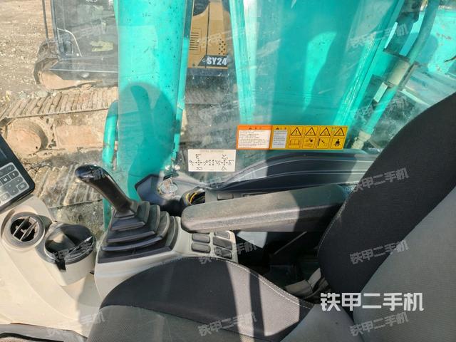 行走控制手柄和踏板?俯拍（駕駛室部分）