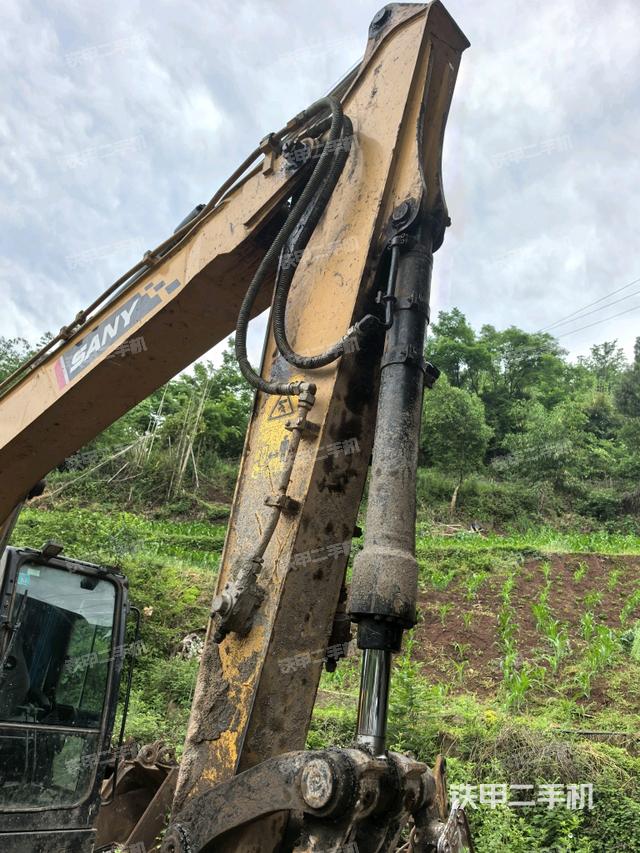 大臂油缸整体 竖拍(工作和回转装置) 大臂油缸整体 竖拍(工作和回转装置)