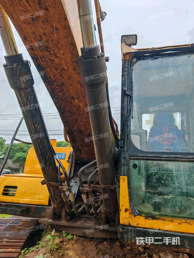 大臂油缸整体 竖拍(工作和回转装置) 大臂油缸整体 竖拍(工作和回转装置)