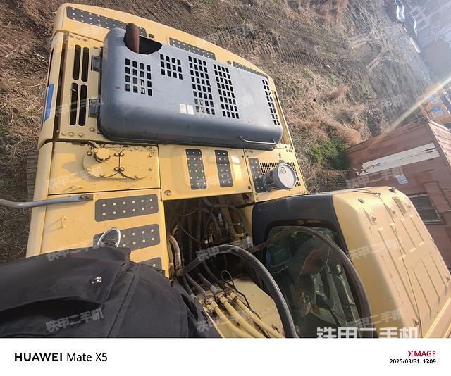 駕駛室頂部(整機(jī)外觀) 駕駛室頂部(整機(jī)外觀)