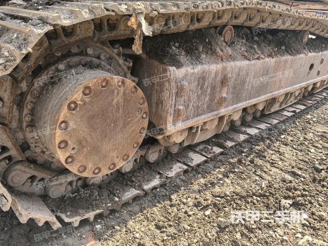 單側(cè)履帶整體(整機(jī)外觀) 單側(cè)履帶整體(整機(jī)外觀)