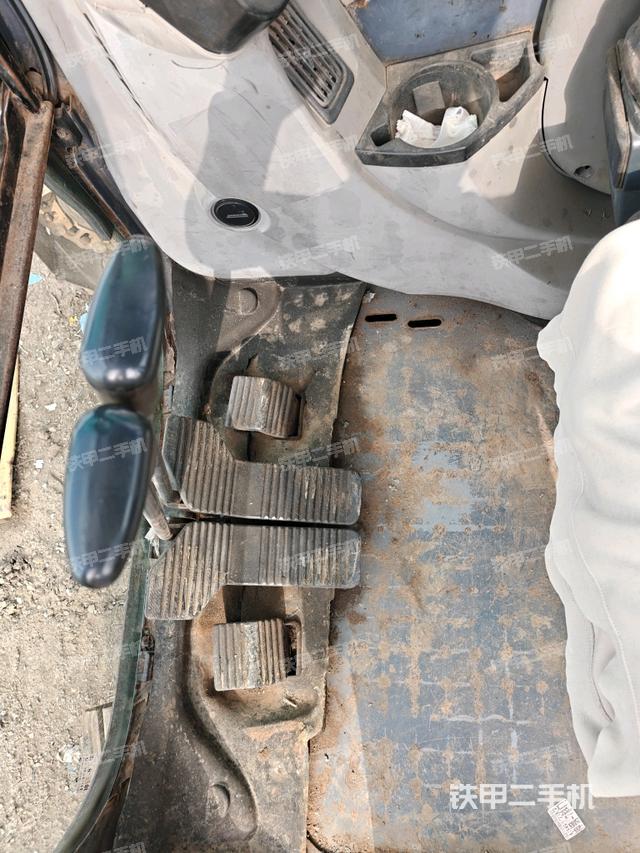 行走控制手柄和踏板 俯拍（驾驶室部分）