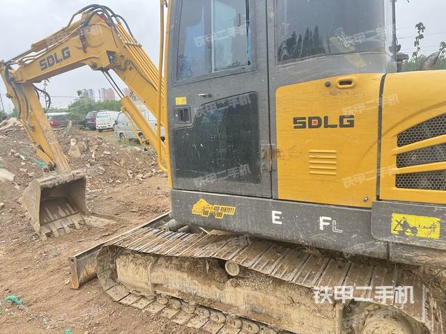 駕駛室整體(整機(jī)外觀) 駕駛室整體(整機(jī)外觀)