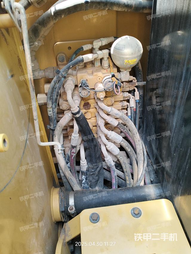 回转马达和主控阀（整机外观）