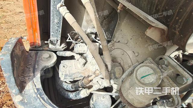 液壓泵艙室正面整體(整機外觀) 液壓泵艙室正面整體(整機外觀)