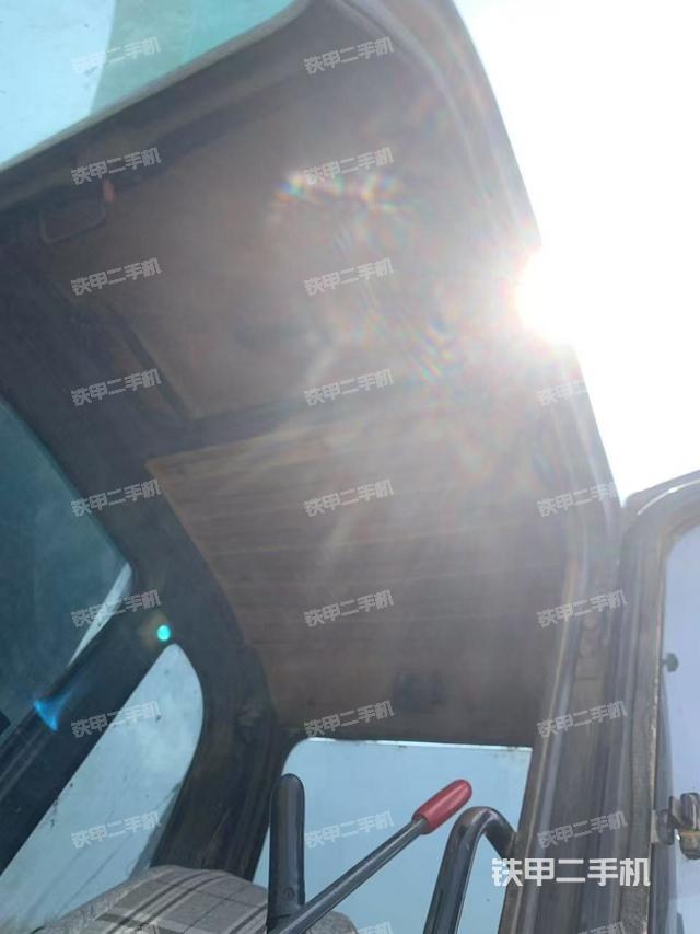 駕駛室頂部(整機(jī)外觀) 駕駛室頂部(整機(jī)外觀)