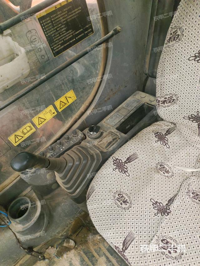 座椅右侧控制台/钥匙门/油门/含右手柄(驾驶室部分) 座椅右侧控制台/钥匙门/油门/含右手柄(驾驶室部分)