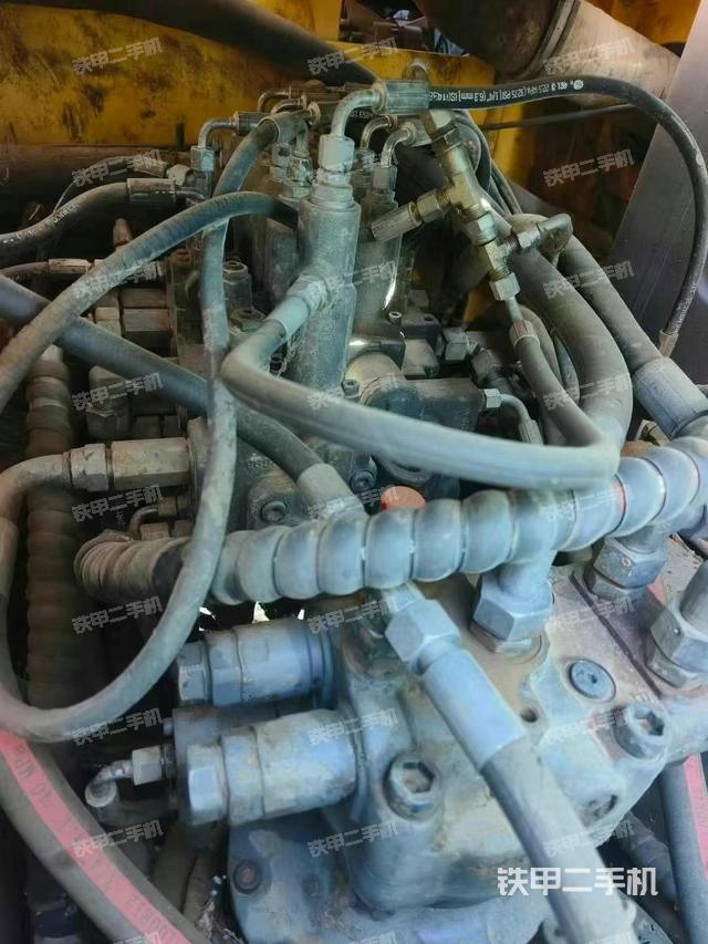 回转马达和主控阀(整机外观) 回转马达和主控阀(整机外观)