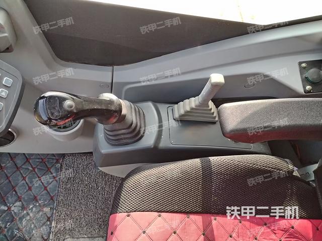 座椅右侧控制台/钥匙门/油门/含右手柄(驾驶室部分) 座椅右侧控制台/钥匙门/油门/含右手柄(驾驶室部分)