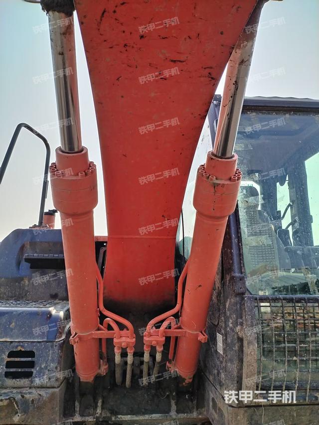 大臂油缸整體?豎拍(工作和回轉(zhuǎn)裝置) 大臂油缸整體?豎拍(工作和回轉(zhuǎn)裝置)