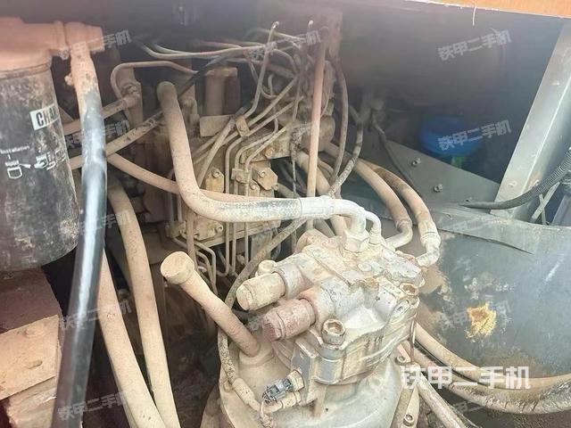 回轉(zhuǎn)馬達和主控閥(整機外觀) 回轉(zhuǎn)馬達和主控閥(整機外觀)