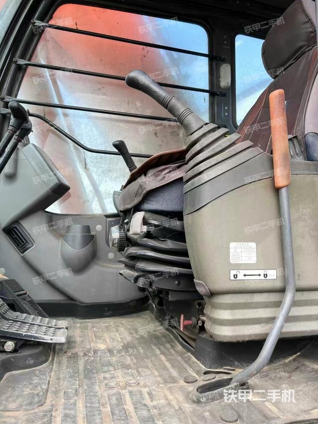 駕駛室整體(整機外觀) 駕駛室整體(整機外觀)