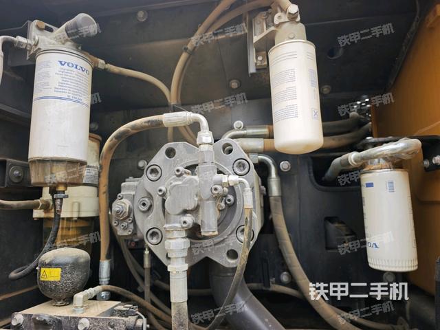 液壓泵艙室正面整體(整機(jī)外觀) 液壓泵艙室正面整體(整機(jī)外觀)