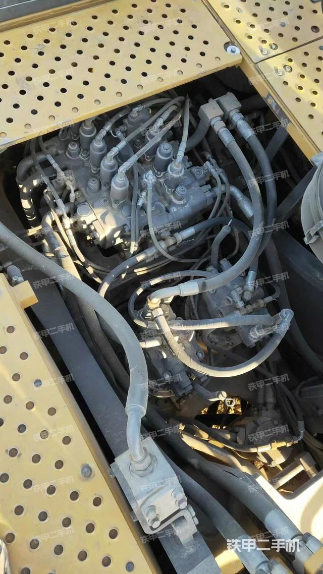 回轉(zhuǎn)馬達和主控閥（整機外觀）