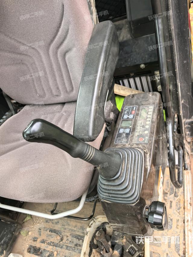 行走控制手柄和踏板 俯拍(驾驶室部分) 行走控制手柄和踏板 俯拍(驾驶室部分)
