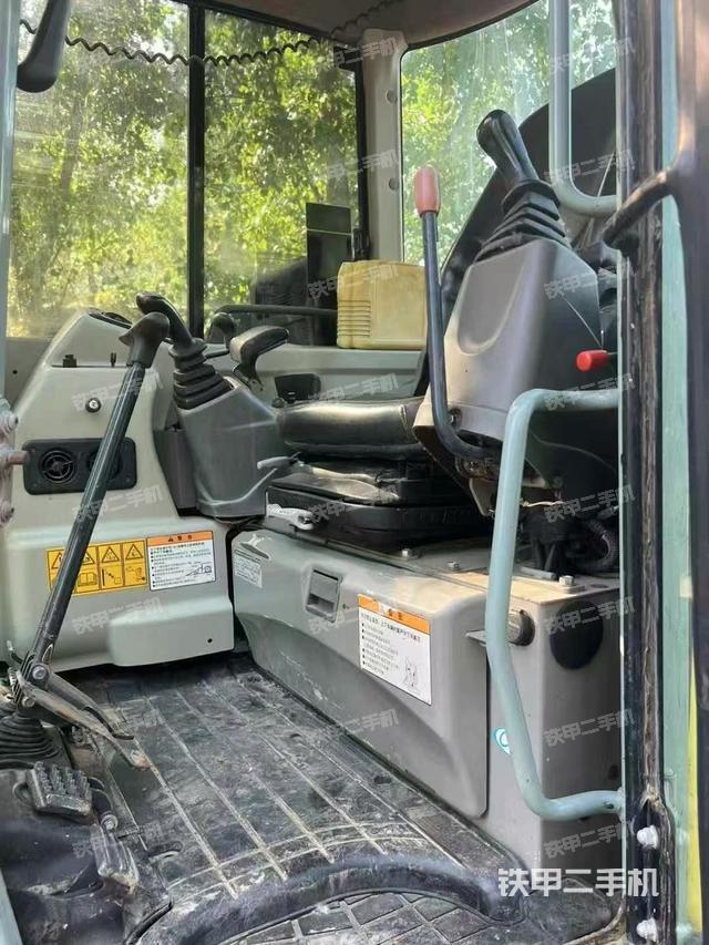 駕駛室整體(整機(jī)外觀) 駕駛室整體(整機(jī)外觀)