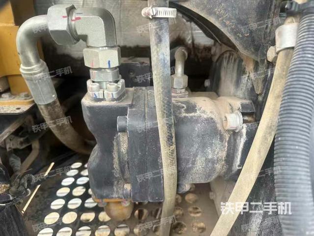 液壓泵艙室正面整體（整機外觀）