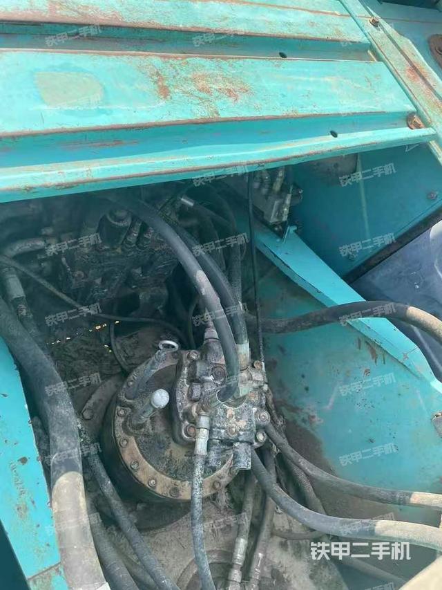 回轉(zhuǎn)馬達(dá)和主控閥(整機(jī)外觀) 回轉(zhuǎn)馬達(dá)和主控閥(整機(jī)外觀)