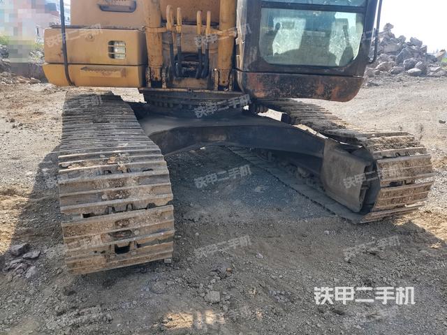 转盘和下车架正前(工作和回转装置) 转盘和下车架正前(工作和回转装置)