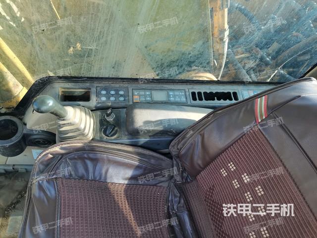 座椅右侧控制台/钥匙门/油门/含右手柄(驾驶室部分) 座椅右侧控制台/钥匙门/油门/含右手柄(驾驶室部分)