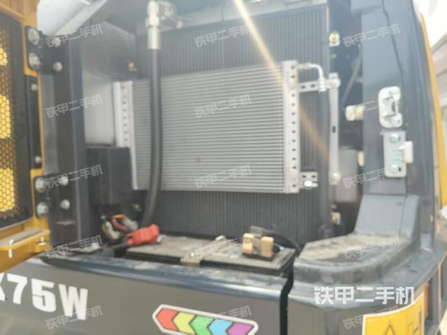 駕駛室頂部(整機(jī)外觀) 駕駛室頂部(整機(jī)外觀)