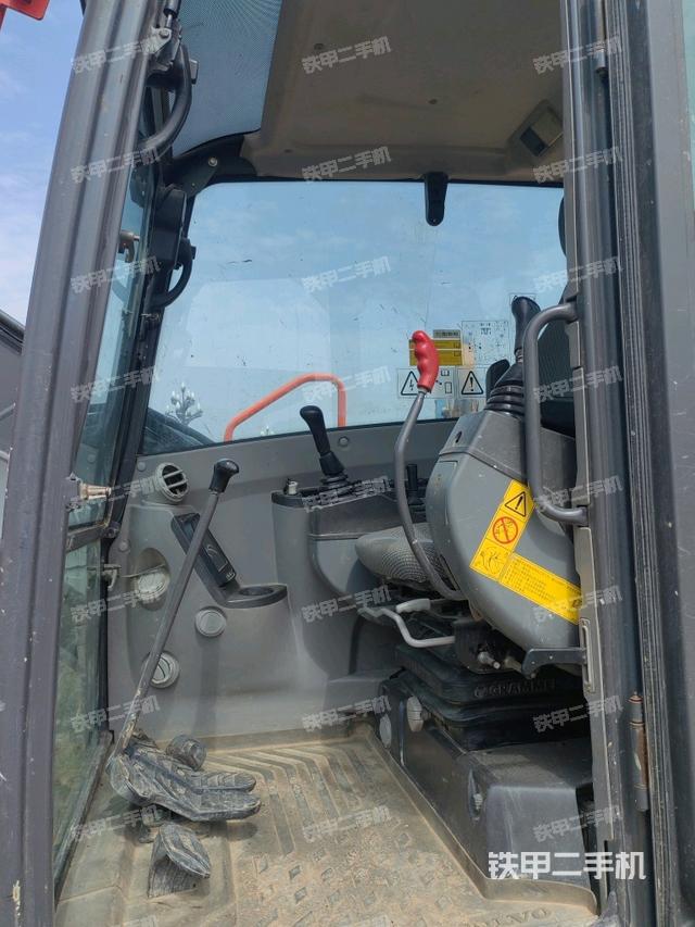 駕駛室整體(整機(jī)外觀) 駕駛室整體(整機(jī)外觀)