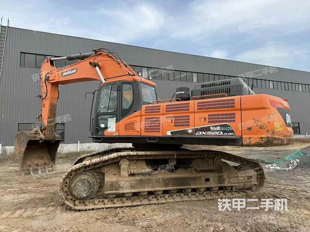 駕駛室整體(整機(jī)外觀) 駕駛室整體(整機(jī)外觀)