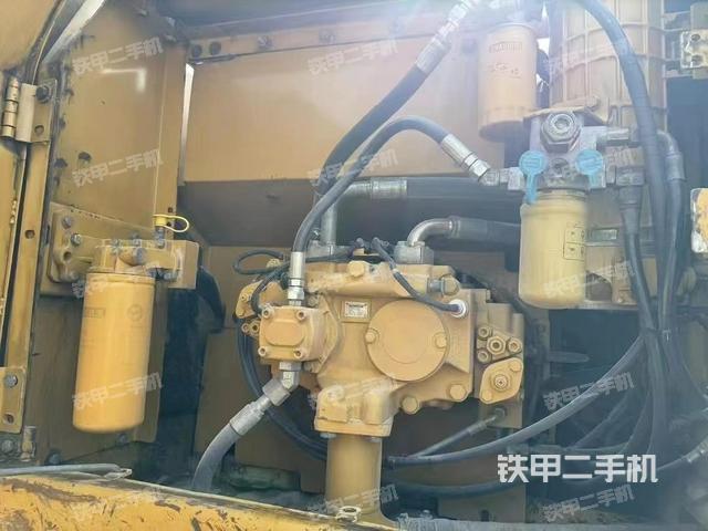 液壓泵艙室正面整體(整機外觀) 液壓泵艙室正面整體(整機外觀)