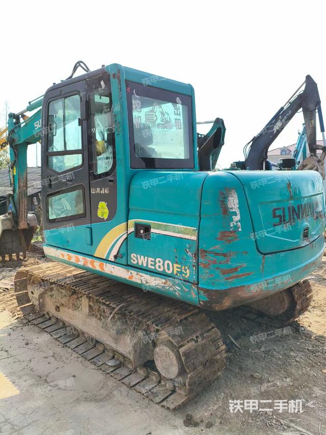 駕駛室頂部（整機外觀）