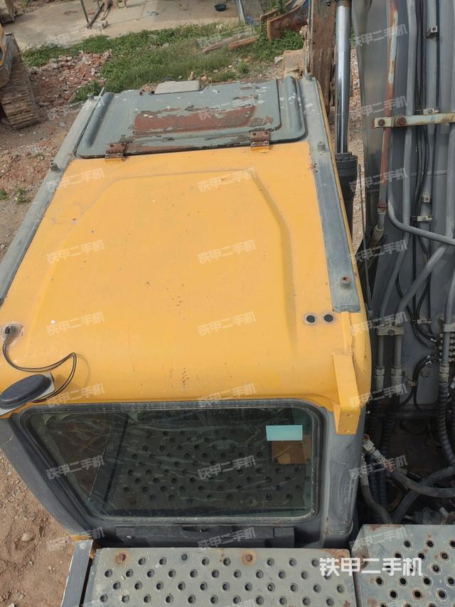 駕駛室頂部(整機(jī)外觀) 駕駛室頂部(整機(jī)外觀)