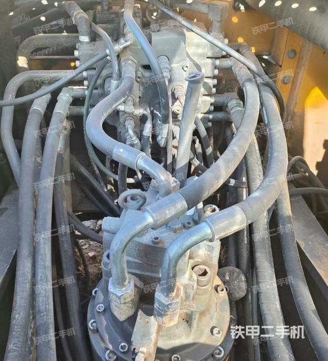 回轉(zhuǎn)馬達(dá)和主控閥(整機(jī)外觀) 回轉(zhuǎn)馬達(dá)和主控閥(整機(jī)外觀)